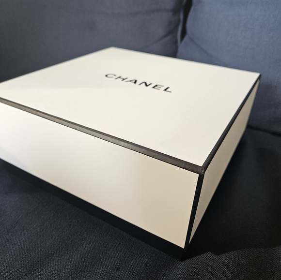 CHANEL Empty Gift Box 8 1/2" X 8 1/2" X 4" No. 3 - Picture 2 of 8